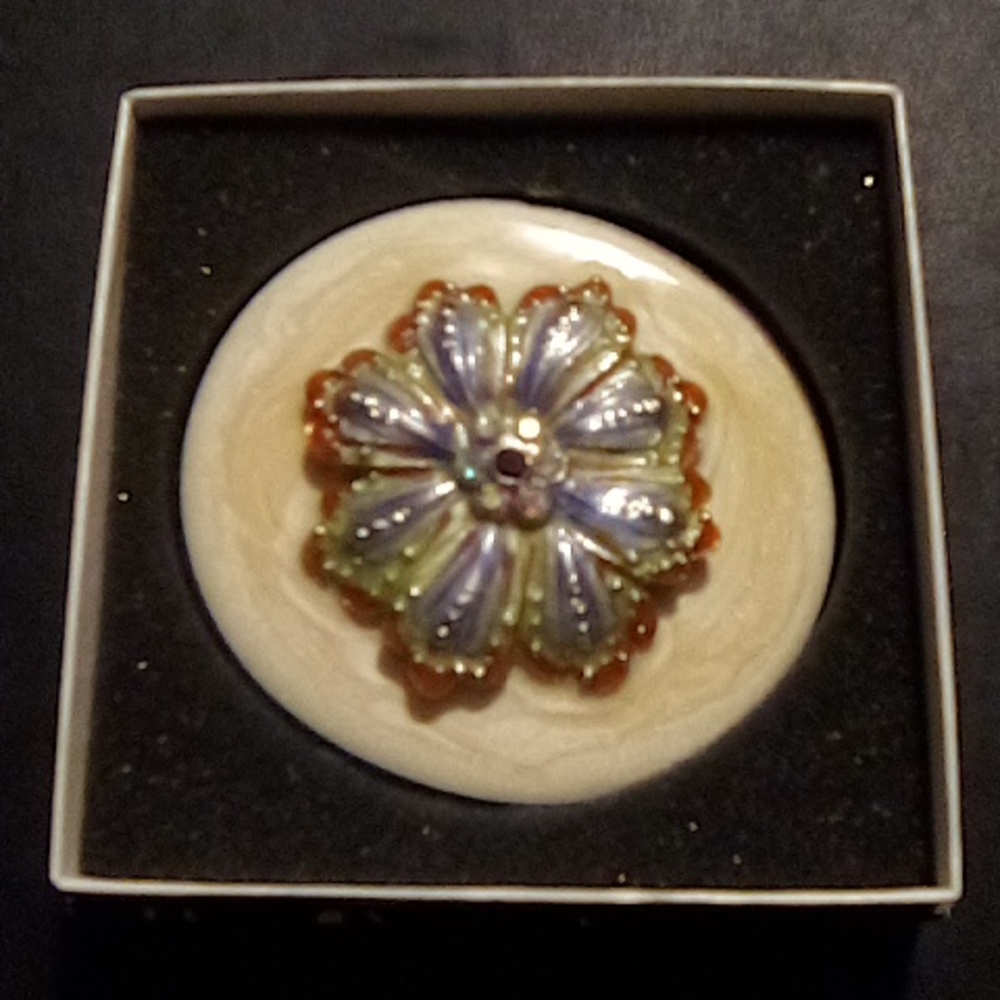 Women's compact w/double sided mirror gold and silver center color stones